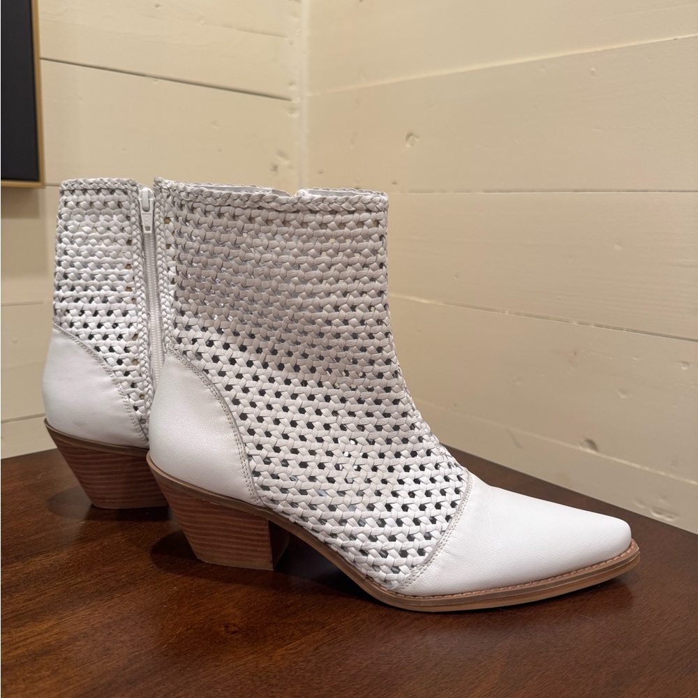 COCONUTS By MATISSE Golden Hour White Pointed Toe Heeled Bootie